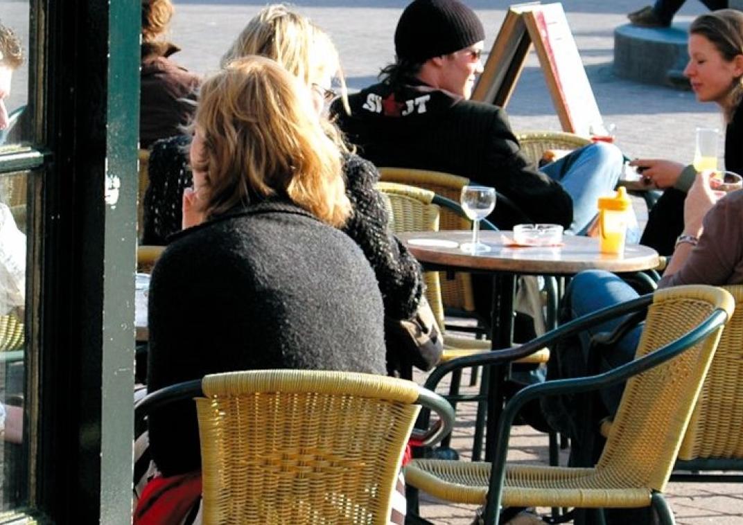 Terras met tafels, stoelen en mensen
