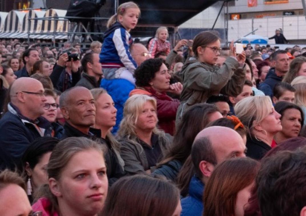 Een publiek dat naar een optreden kijkt