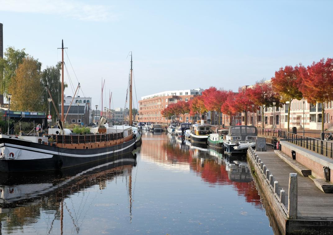 Eemhaven in de herfst met aangemeerde boten aan beide kades