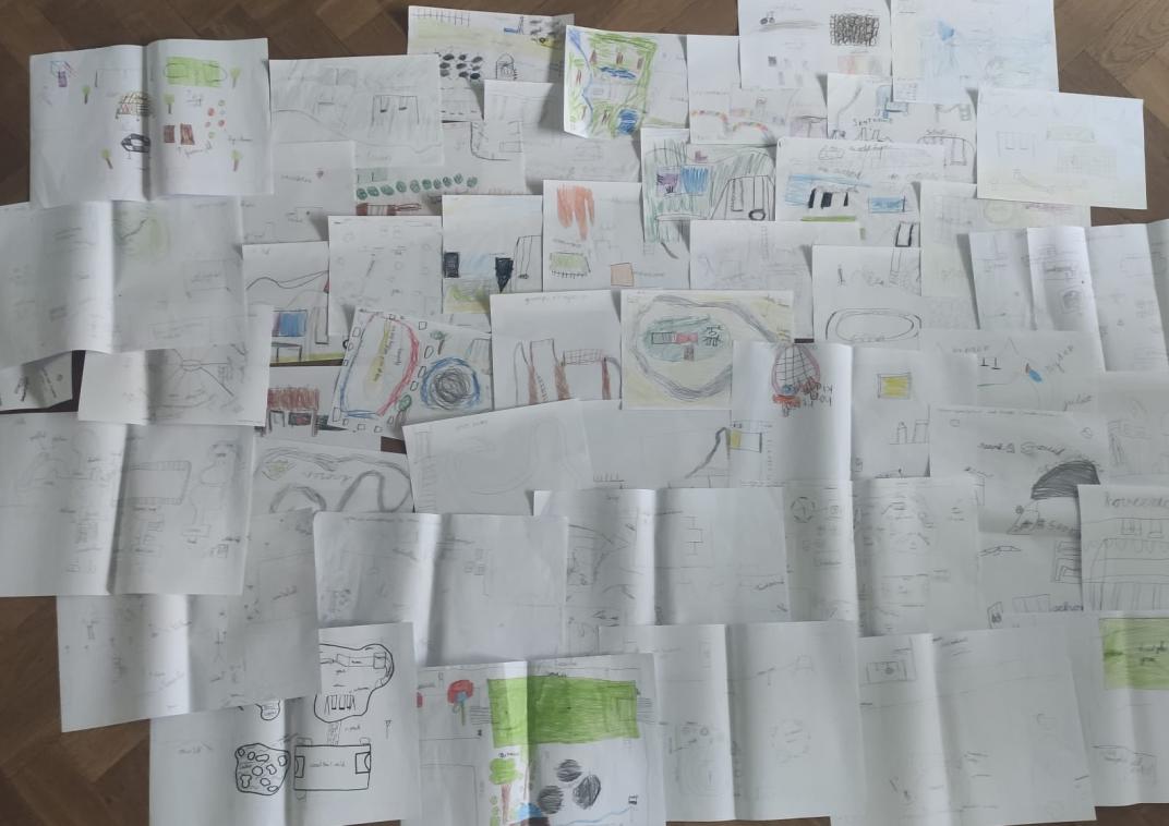 Diverse kindertekeningen vormen samen een groot geheel