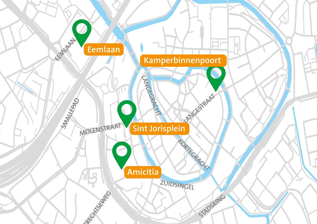 Plattegrond met daarop met groene pijlen aangegeven waar de bewaakte en gratis fietsenstallingen zijn in het centrum van Amersfoort