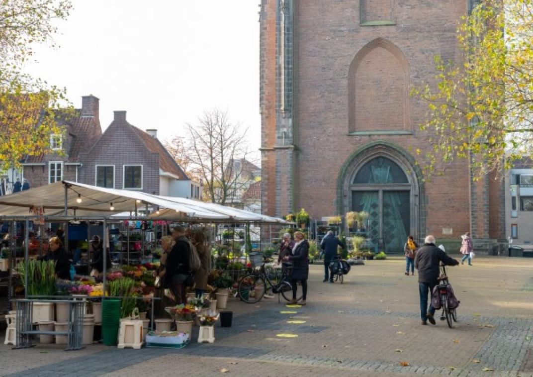 Marktkramen met planten en bloemen