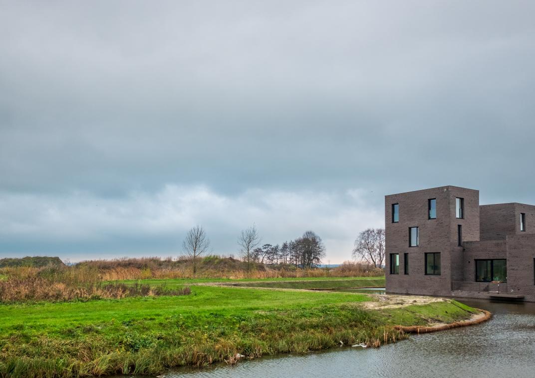 Vathorst Bovenduist, een gebouw en een grasgebied langs het water