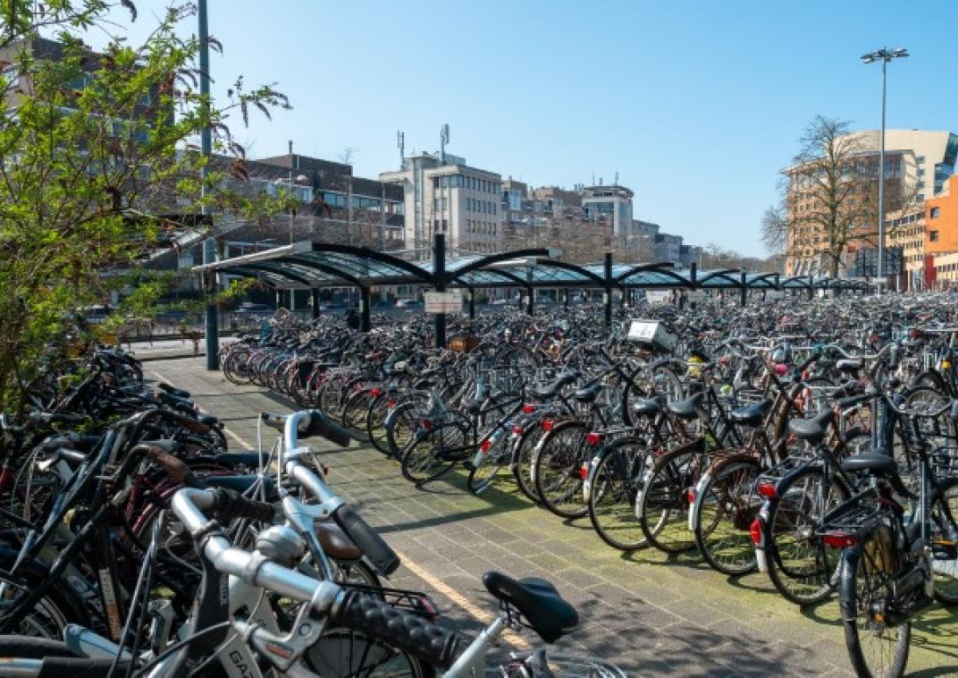 Fietsen op het Stationsplein.