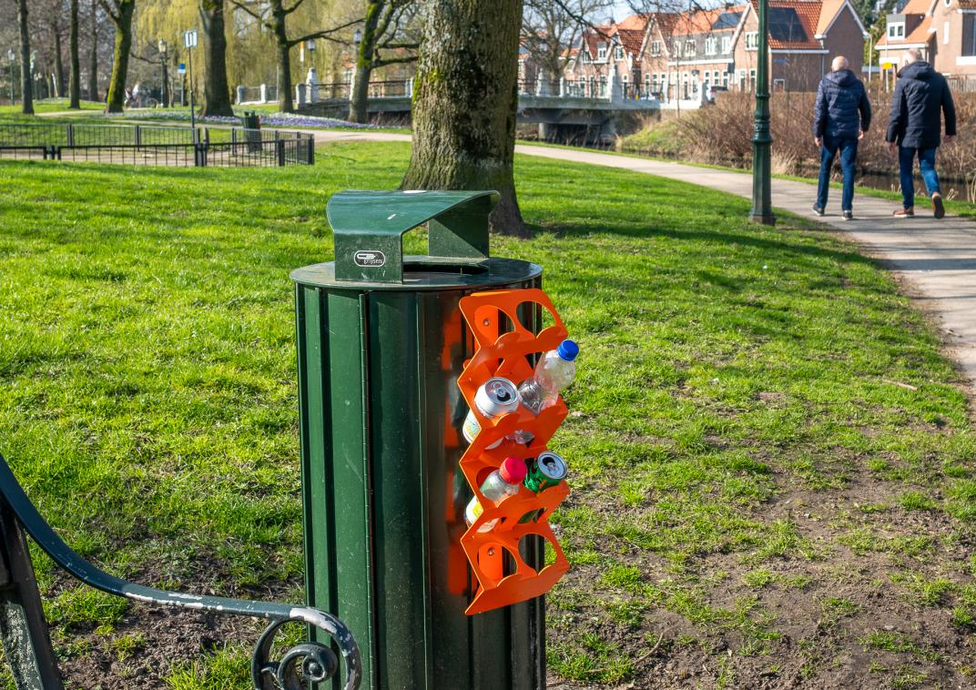 Voorbeeld van afvalbak met statiegeldbeugel.