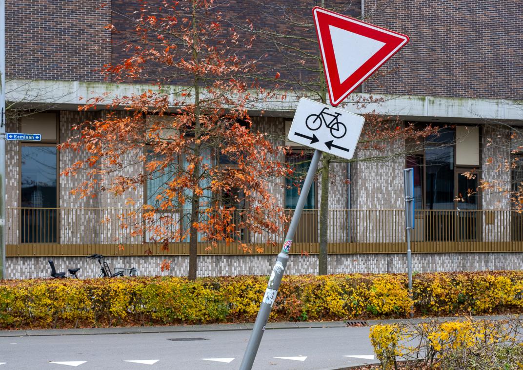 Een voorrangsbord dat scheef staat.