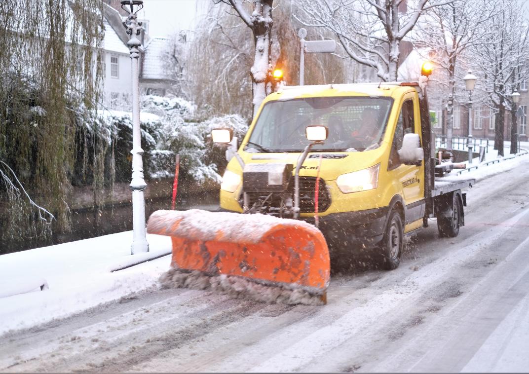Sneeuwschuiver maakt weg sneeuwvrij