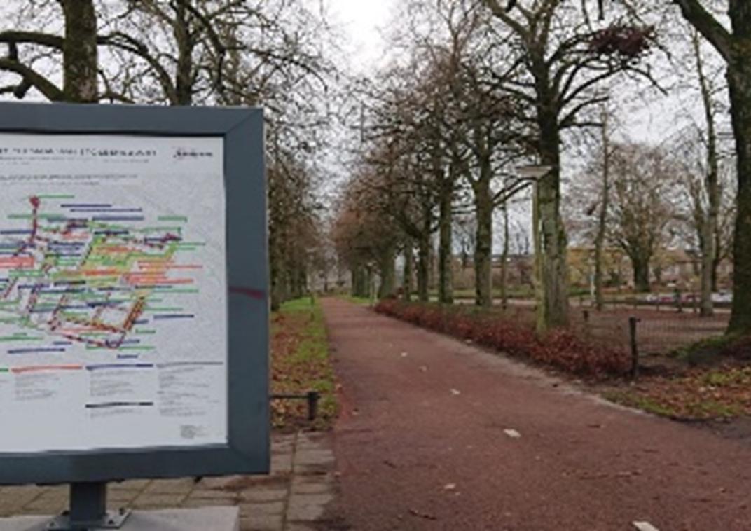 De kansenkaart: een bontgekleurde kaart in een metalen lijst naast een fietspad.
