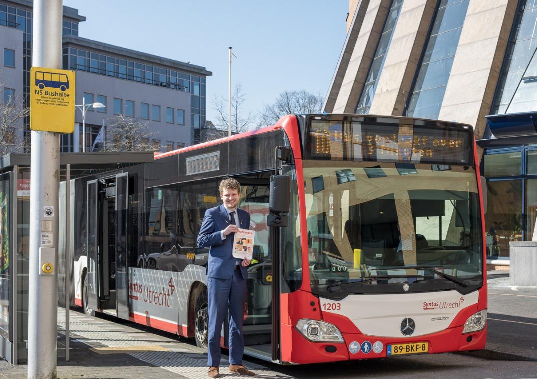 Wethouder Bijholt staat bij bus 4.