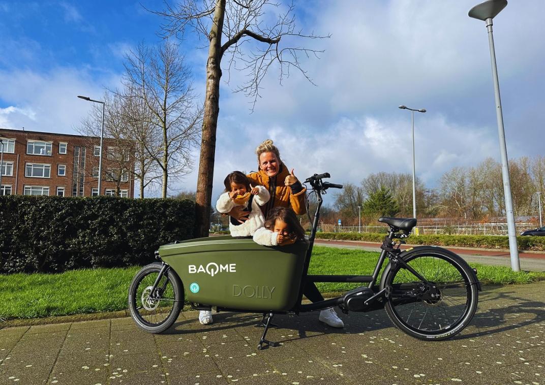 Een vrouw met kind bij een bakfiets