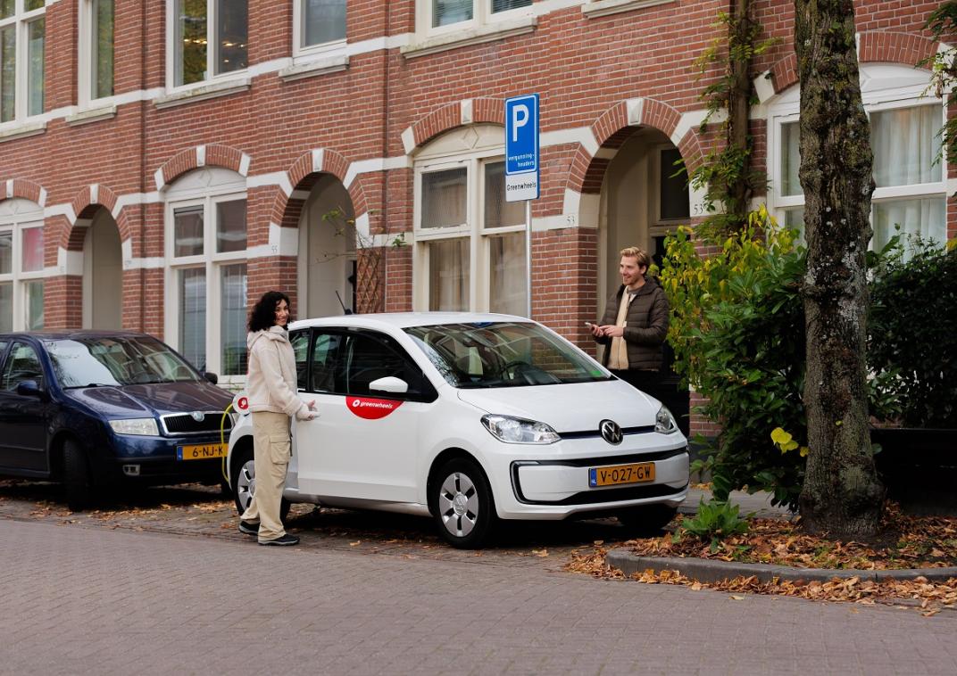 Een vrouw die bij een auto staat