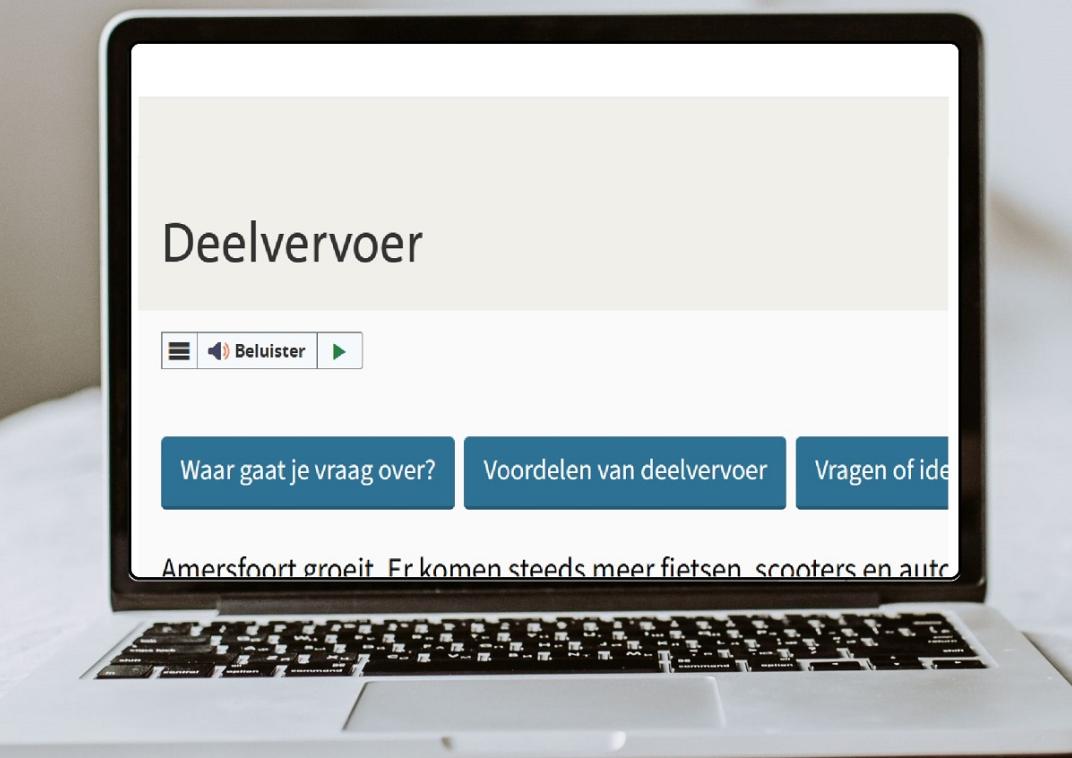 Een laptop met daarop de webpagina van deelvervoer in Amersfoort