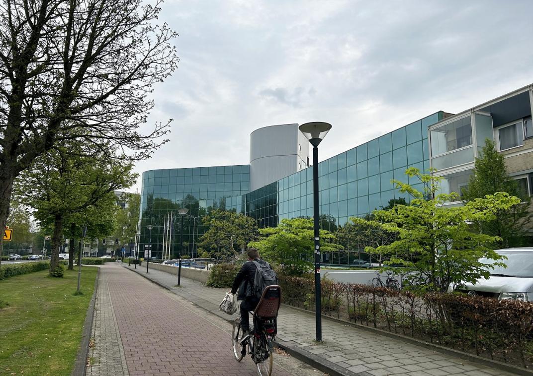 Een fietsster die rijdt langs de Stadsring in Amersfoort