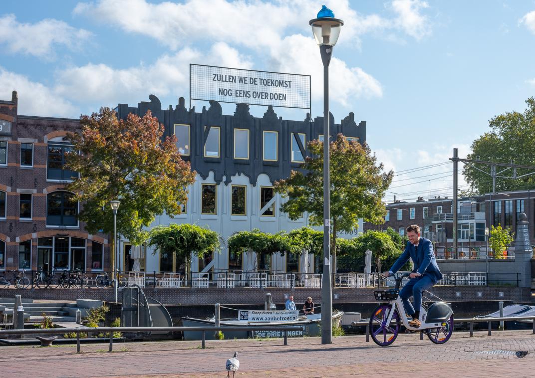 Op de Checkfiets fietsends langs de Eem bij het Eemplein.