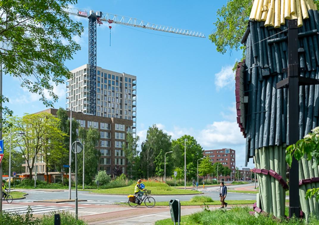 Rotonde Liendert met flatgebouw en kunstwerk