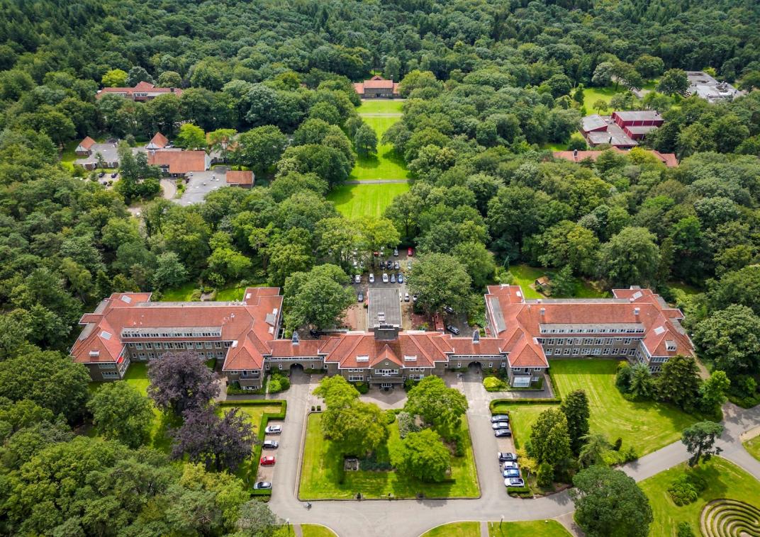 Luchtfoto van Zorgpark Zon & Schild