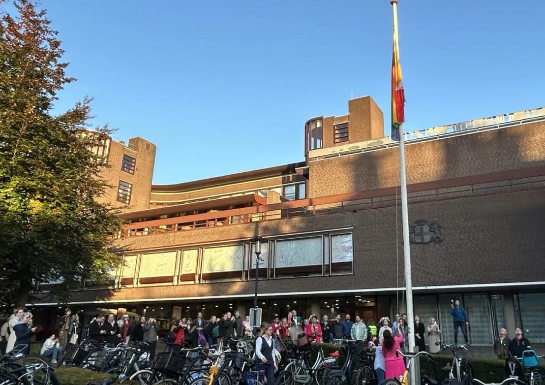 Wethouder Paffen-Zeenni hijst de regenboogvlag voor het gemeentehuis in Amersfoort
