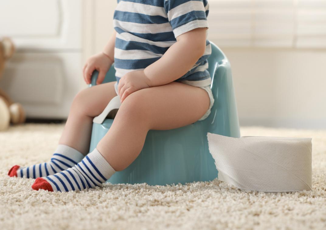 Kind op potje zindelijkheidstraining