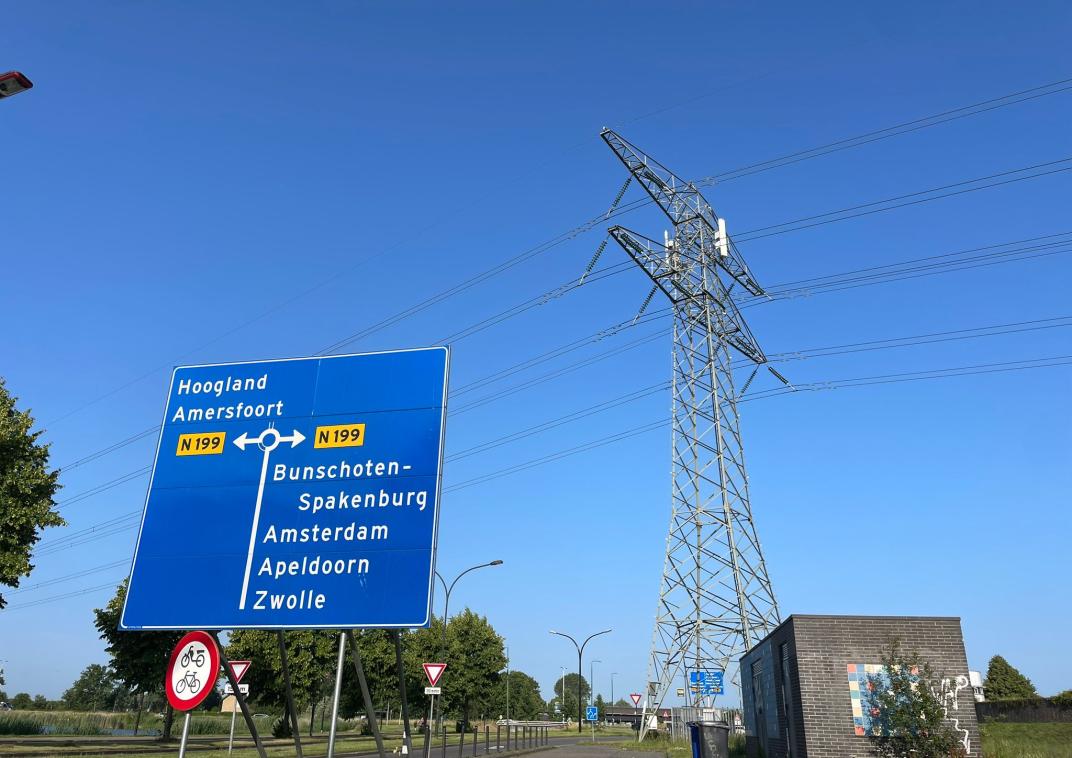 Foto van elektriciteitsmast met een verkeersbord op de voorgrond in Amersfoort 