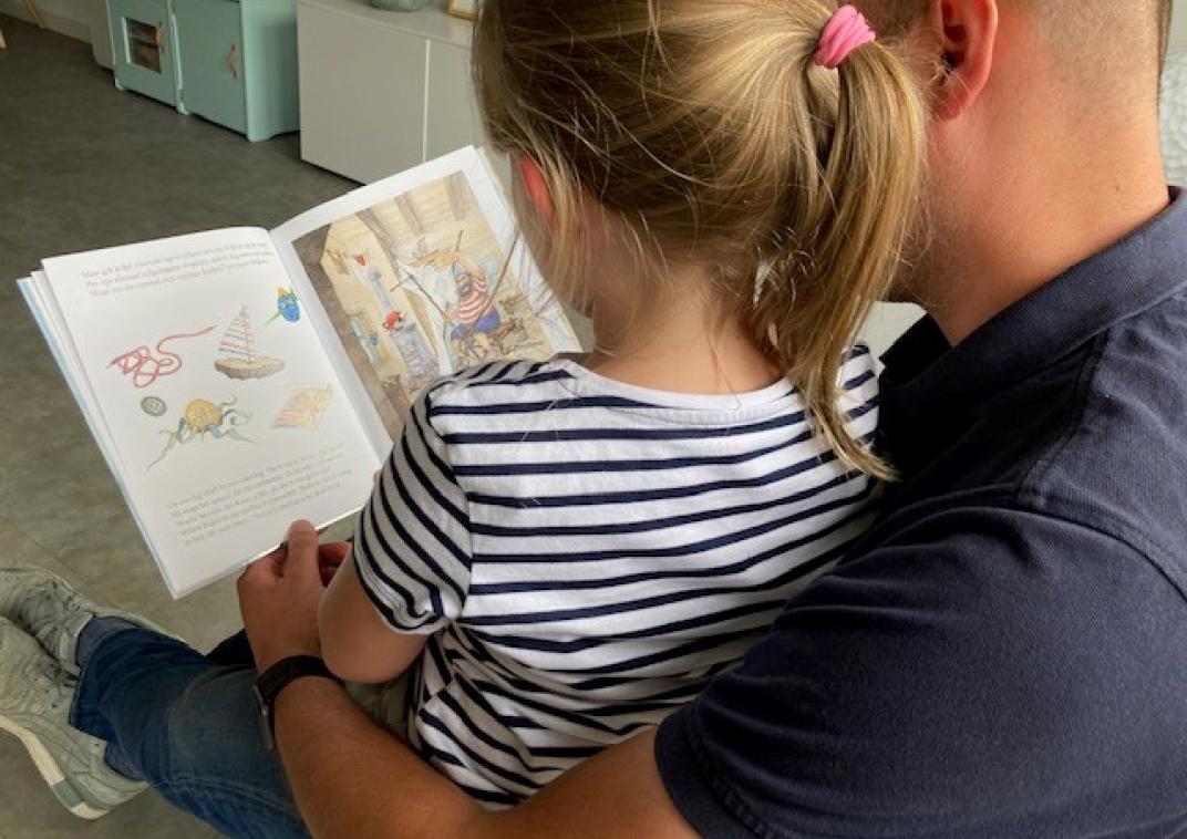 Man leest een boek voor