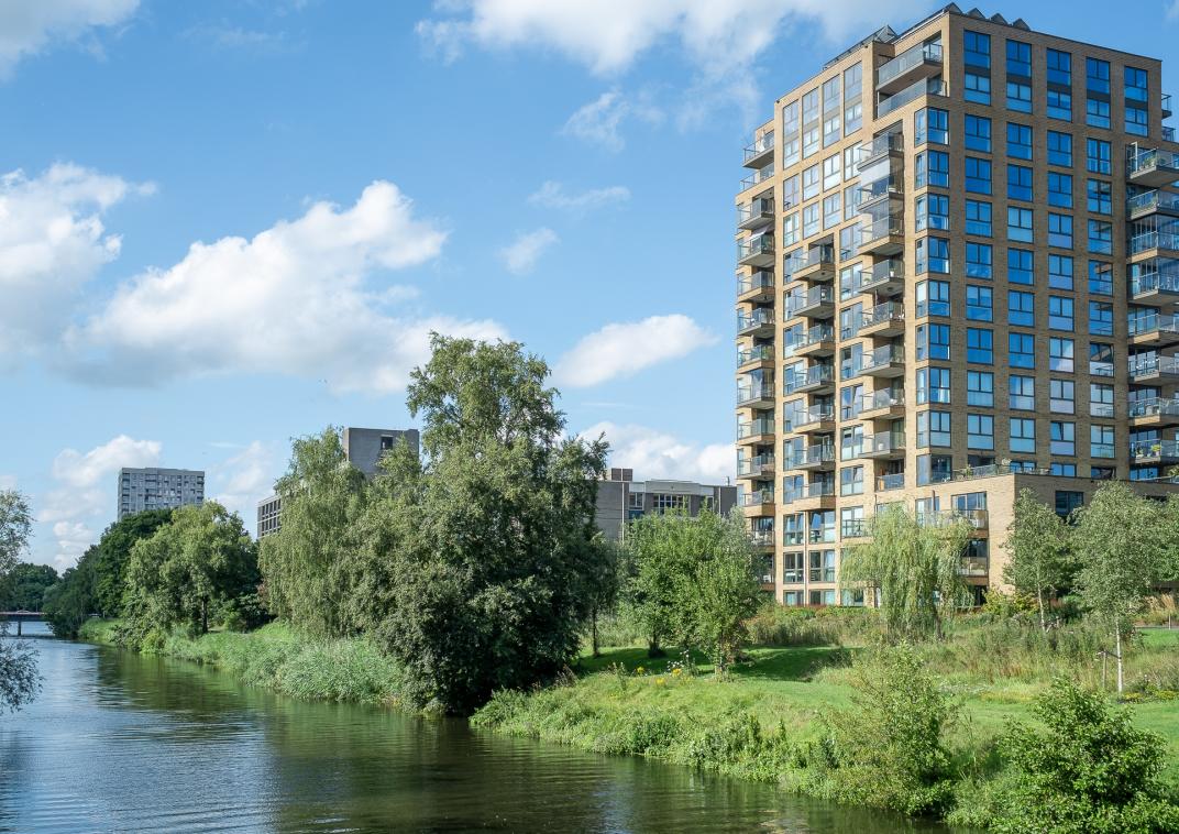 Woontoren langs het valleikanaal