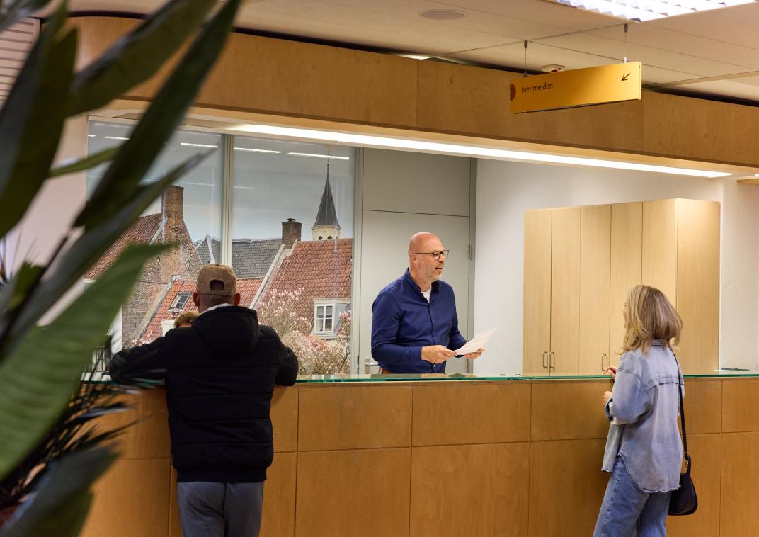 Mensen bij de balie bij gemeente Amersfoort