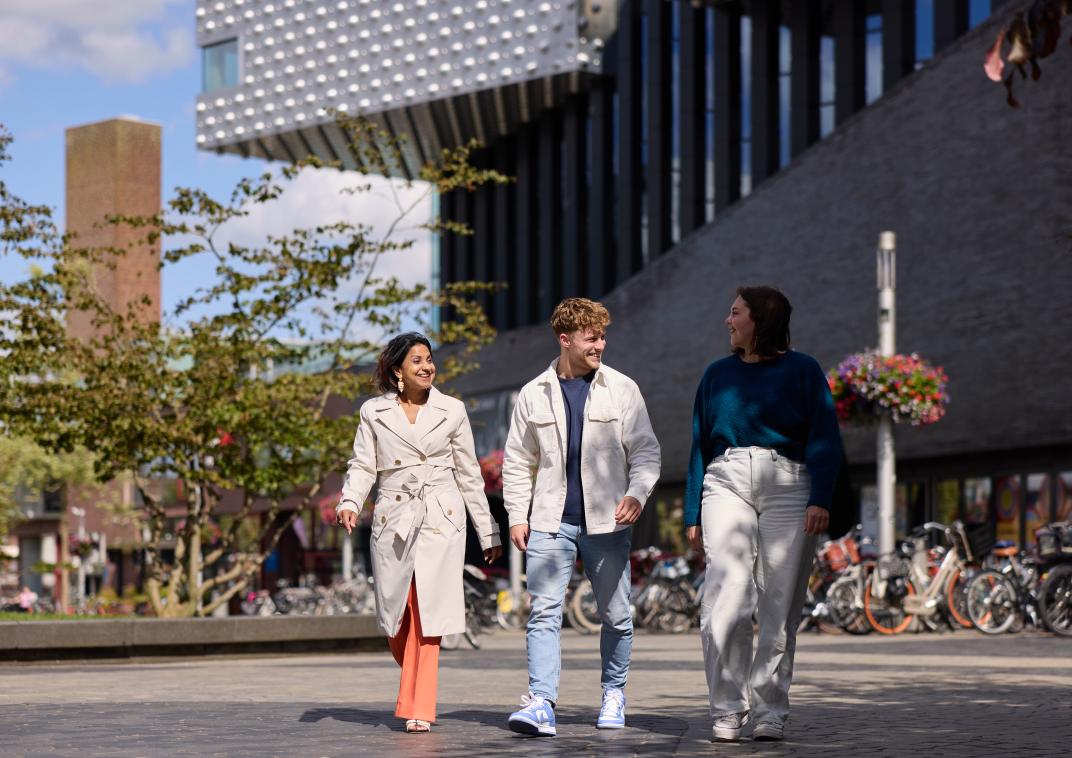 3 mensen buiten het eemhuis in Amersfoort