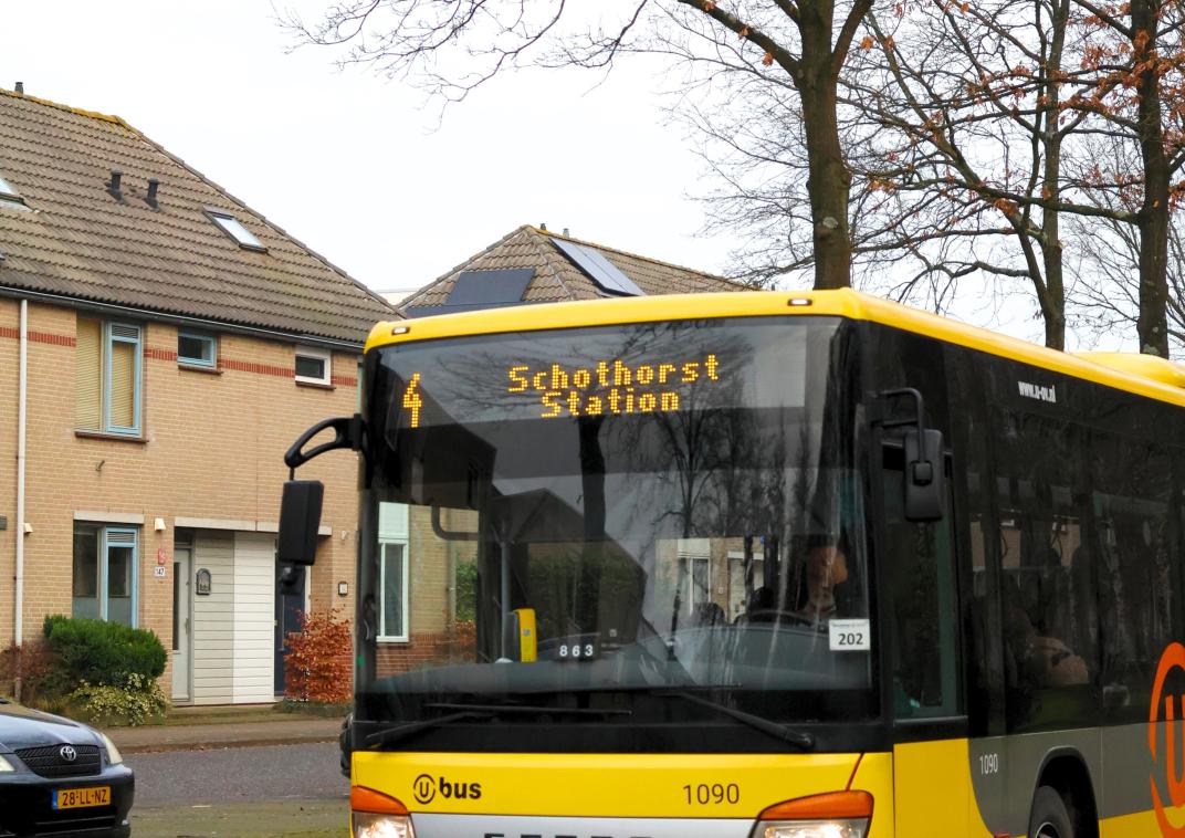 OV bus in de wijk