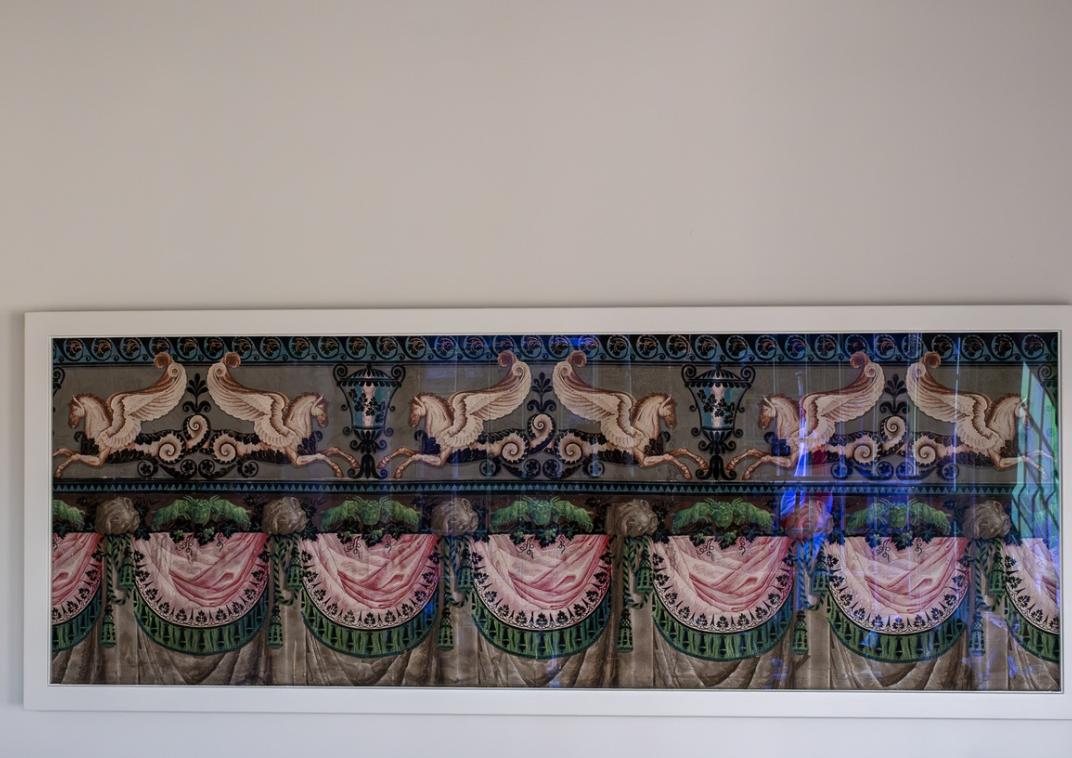 Ingelijst stuk Empire-behang van 200 jaar oud