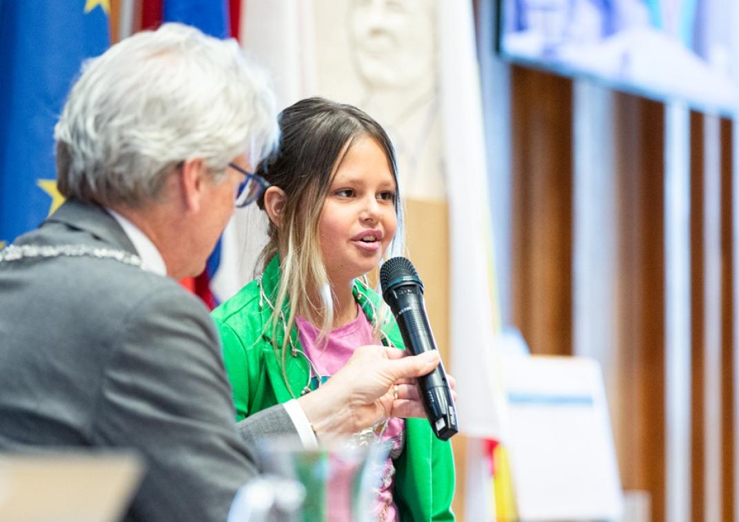 Burgemeester Bolsius stelt een vraag aan kinderburgemeester Djennah