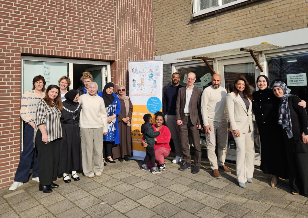 Groep mensen tijdens de start van de Liendert Academy in Huiskamer Havikshorst