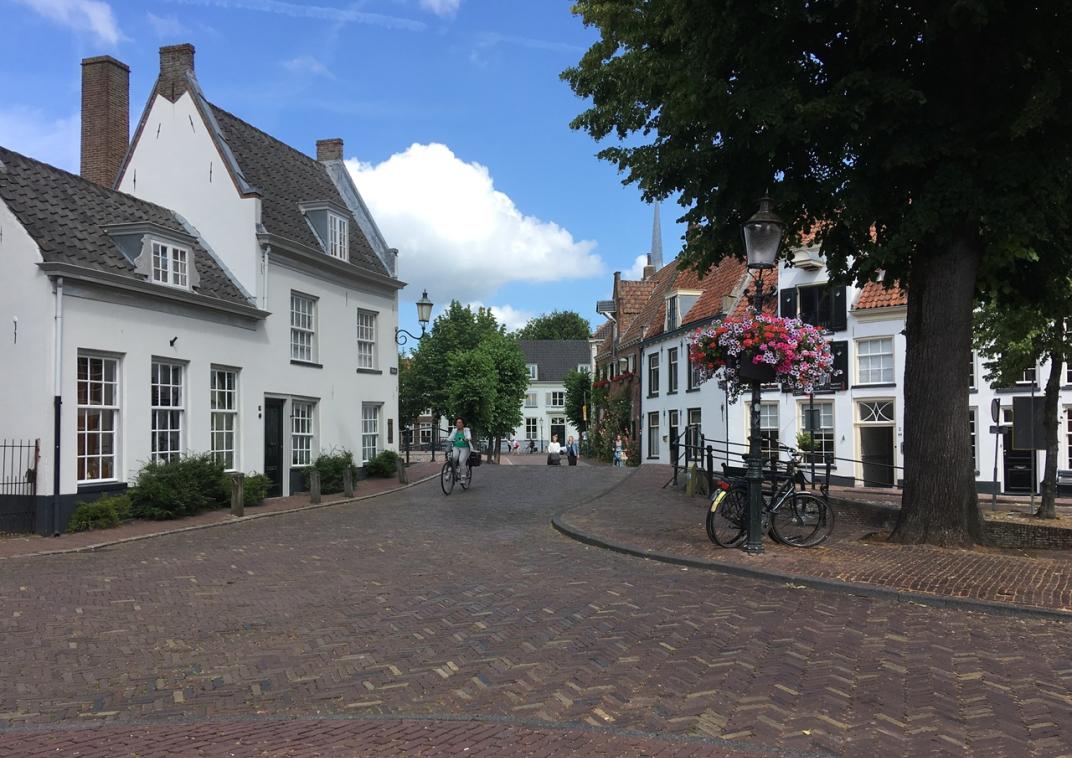 Een lege straat zonder auto's in het centrum van Amersfoort