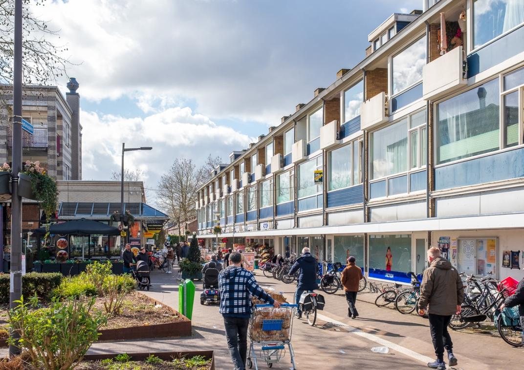 Winkelcentrum met winkelende mensen