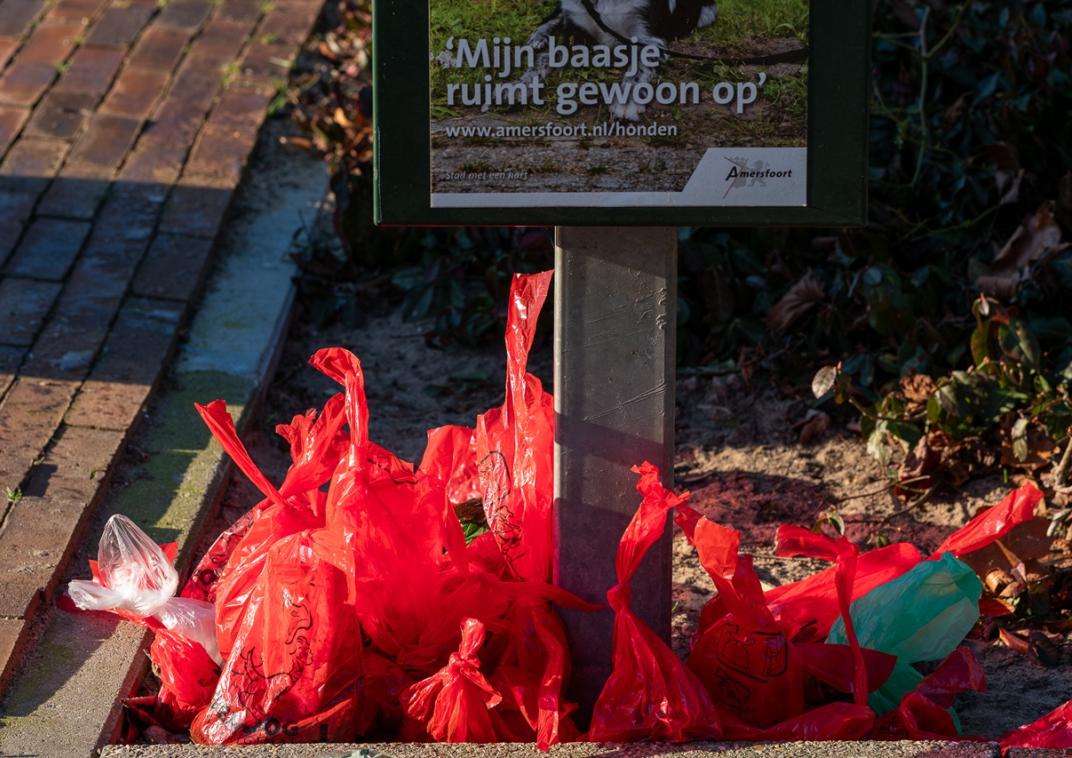 Poepzakjes in de berm voor hondenpoep