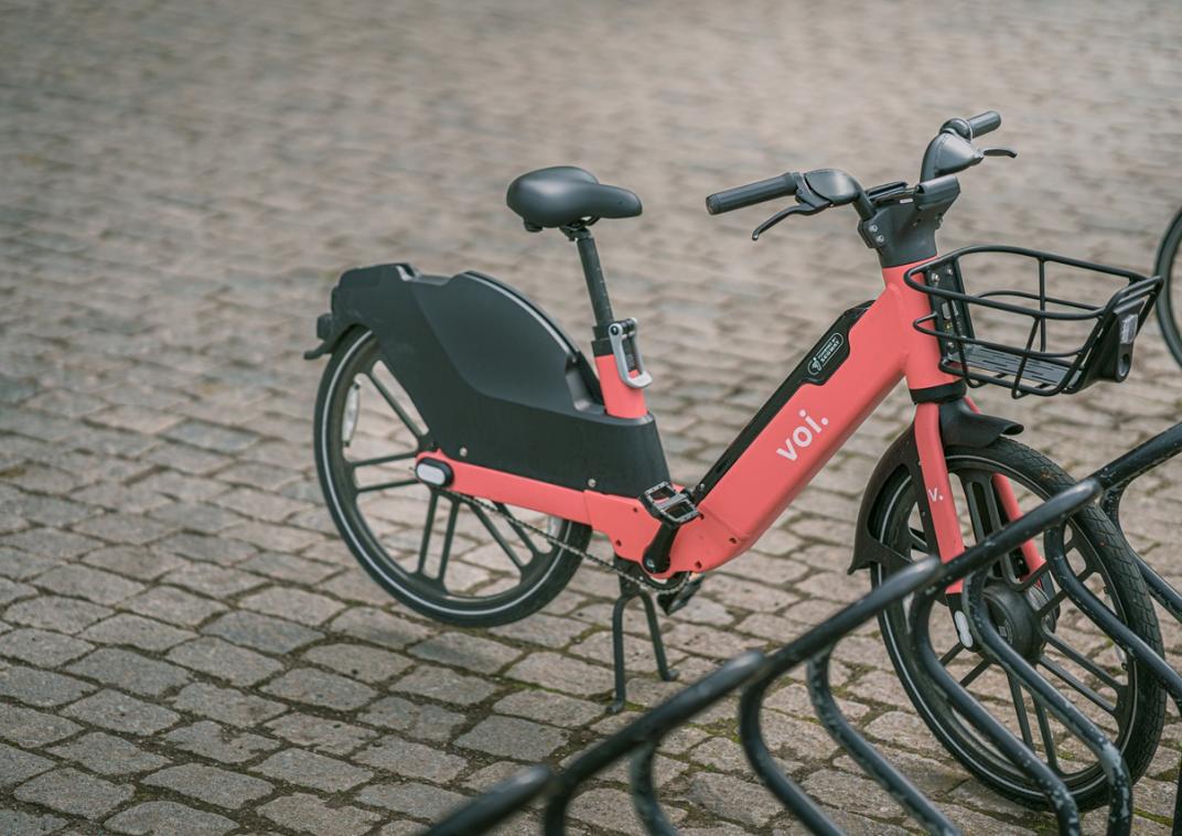 Een deelfiets in een fietsenrek