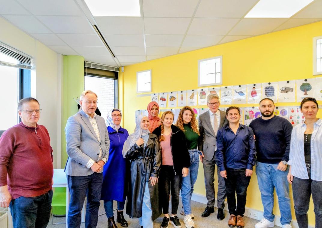 Foto groep mensen van statushouders die meedenken over opvang