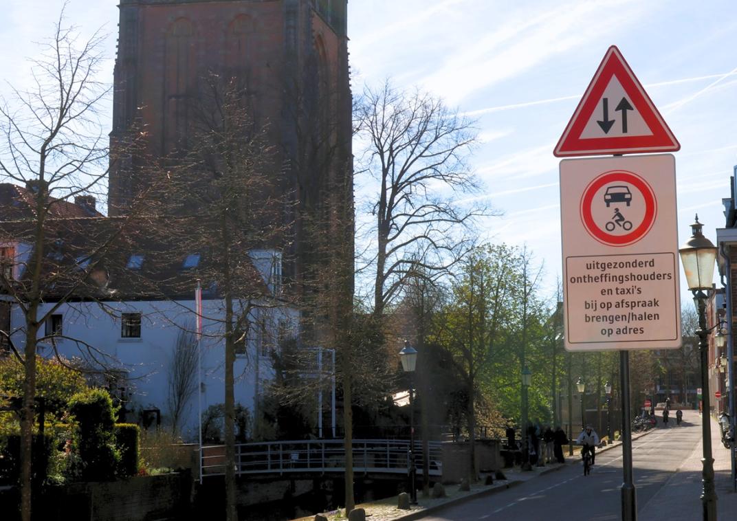 Een straat met een verkeersbord van de zero emissie vrije zone in het centrum van Amersfoort