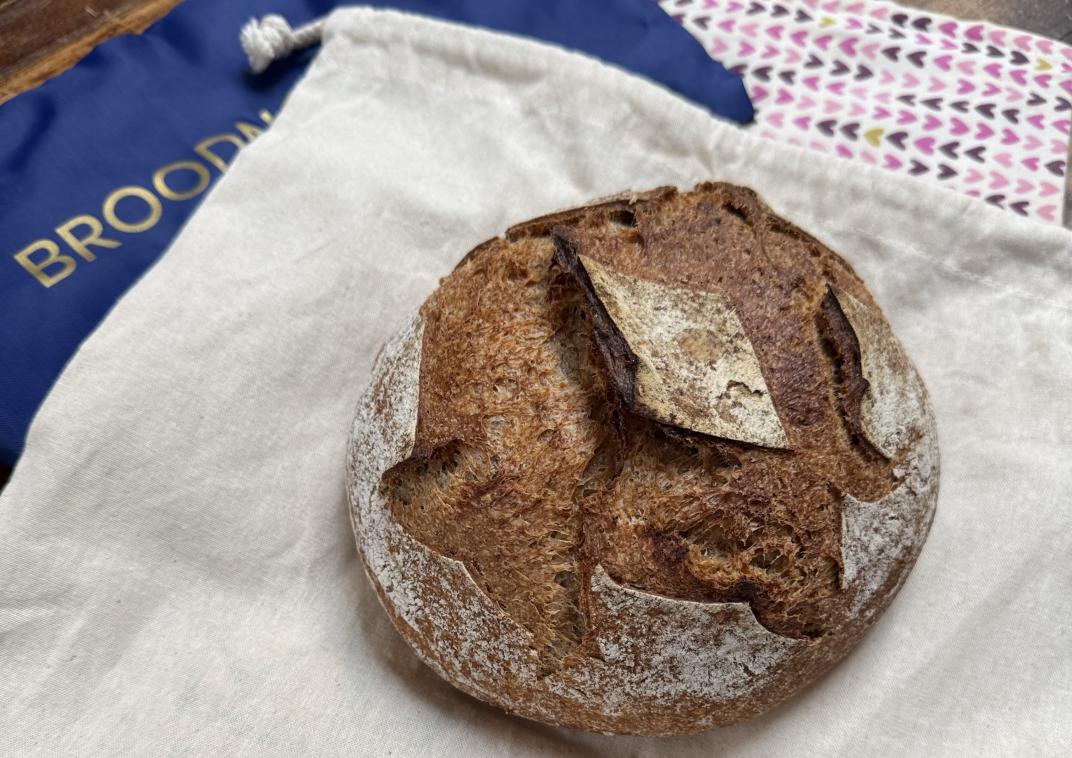 Foto van een brood op een broodzak
