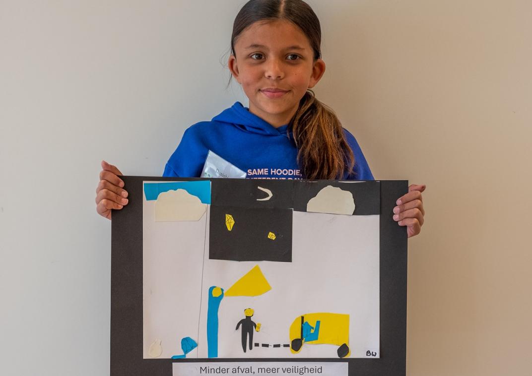 Nieuwe kinderburgemeester Danishia houdt een tekening van met haar droom: Minder afval, meer veiligheid