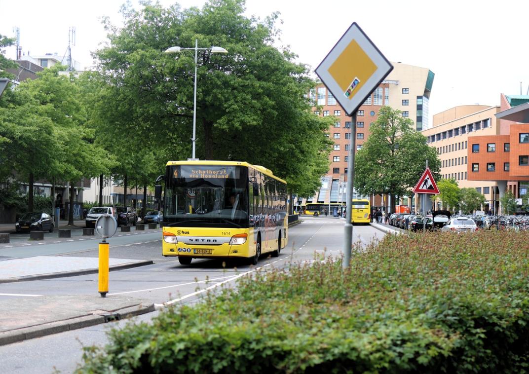 Een bus die op de Stationsweg rijdt
