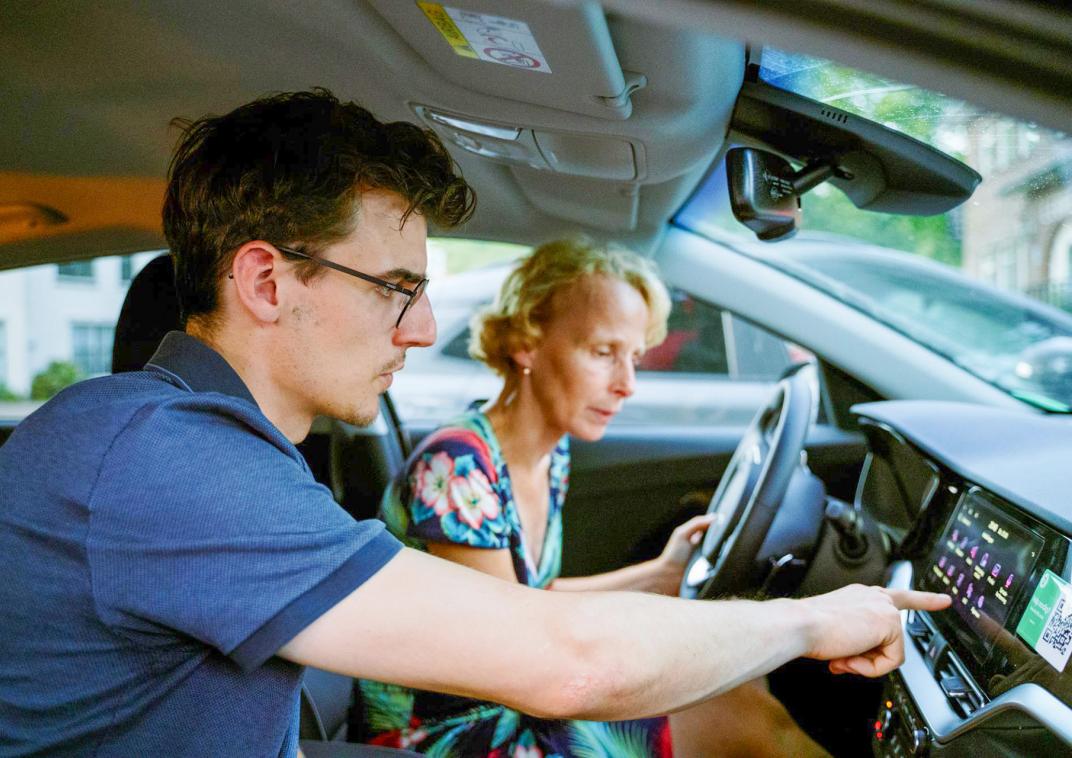 Twee mensen, zittend in een auto.