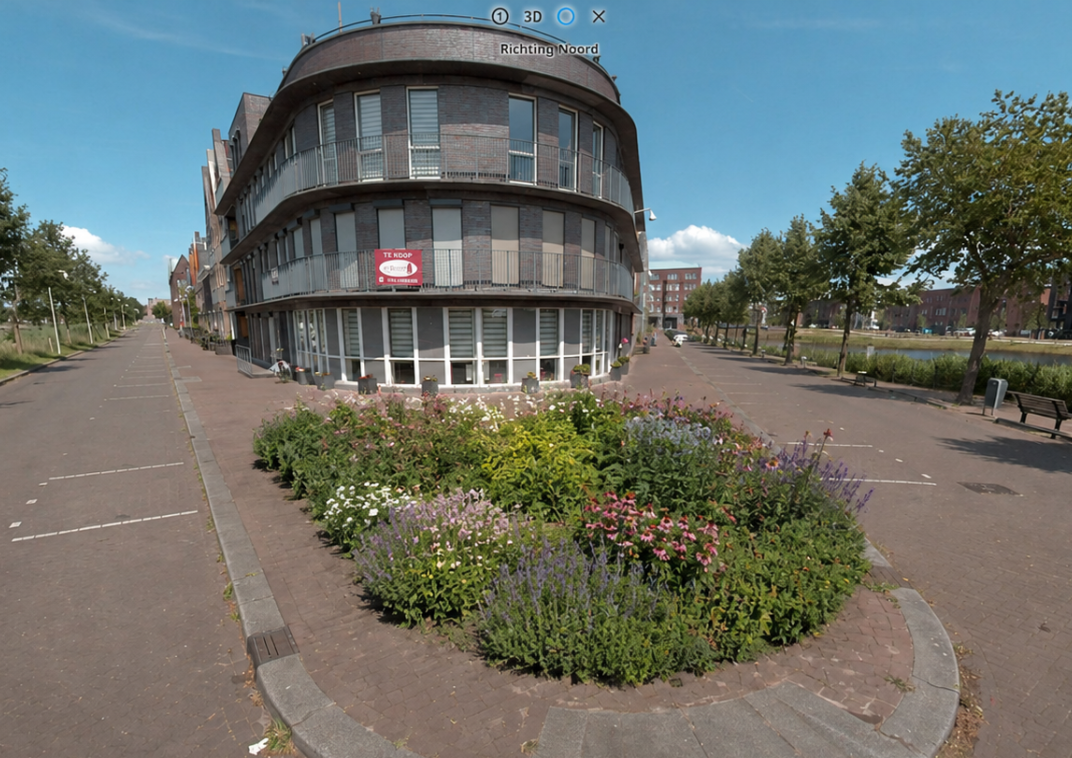 Een plein met een stoep voor een pand met bloemen