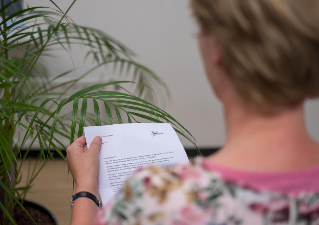 Vrouw leest brief gemeente Amersfoort taal