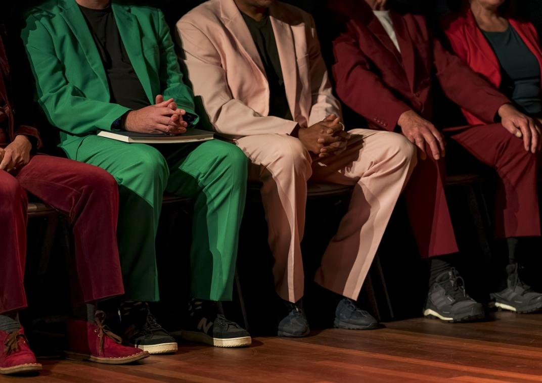 Mensen naast elkaar op stoelen