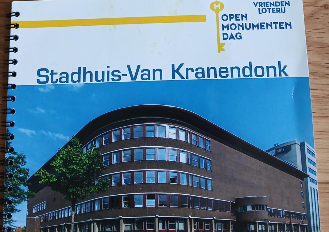 De voorkant van een flyer voor de rondleiding in het Stadhuis