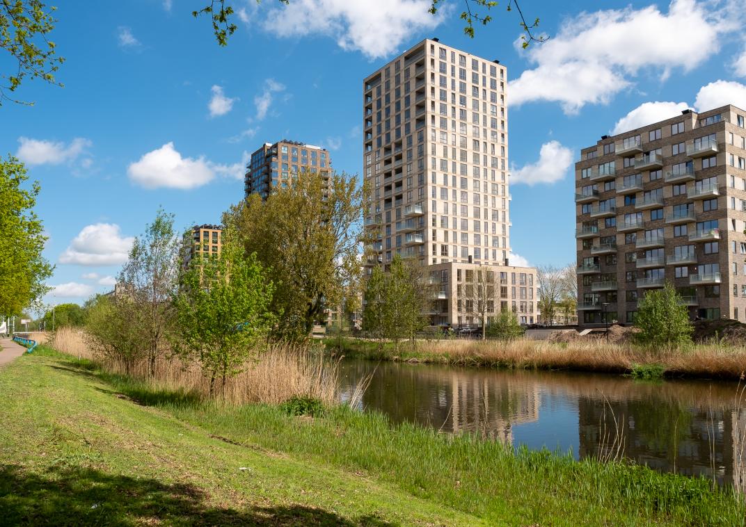 gebouwen met een kanaal ervoor in hogekwartier