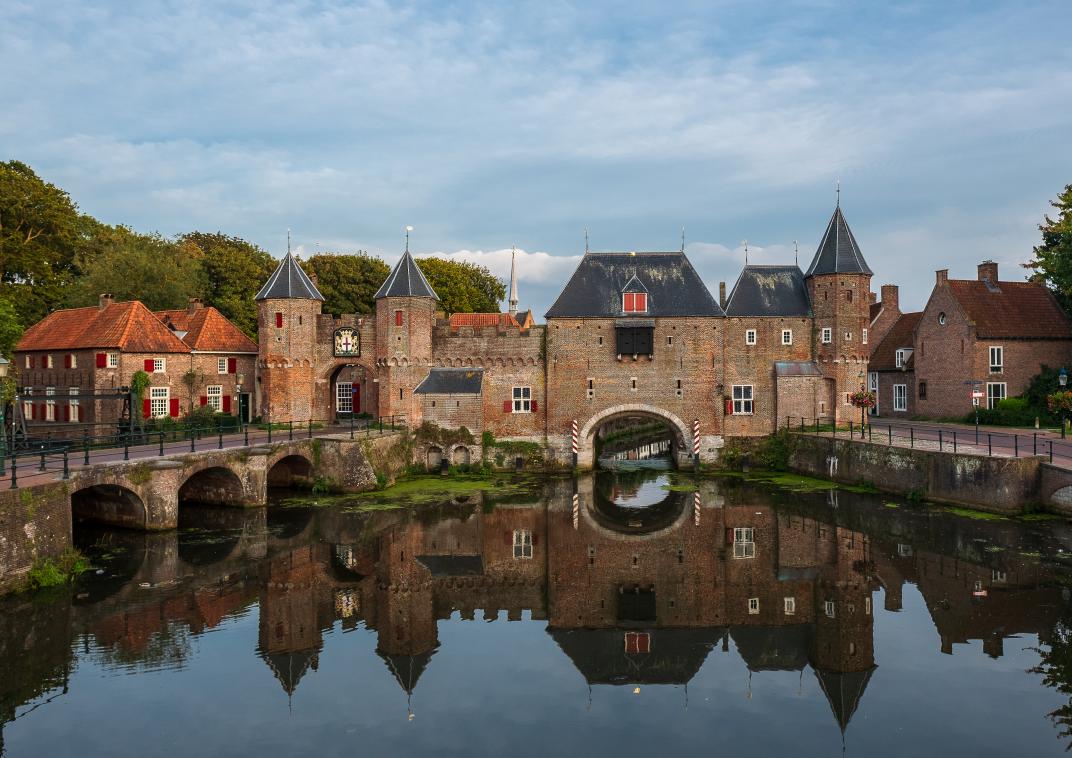 Koppelpoort weerspiegelt in water
