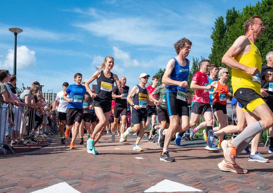 Mensen die marathon aan het rennen zijn