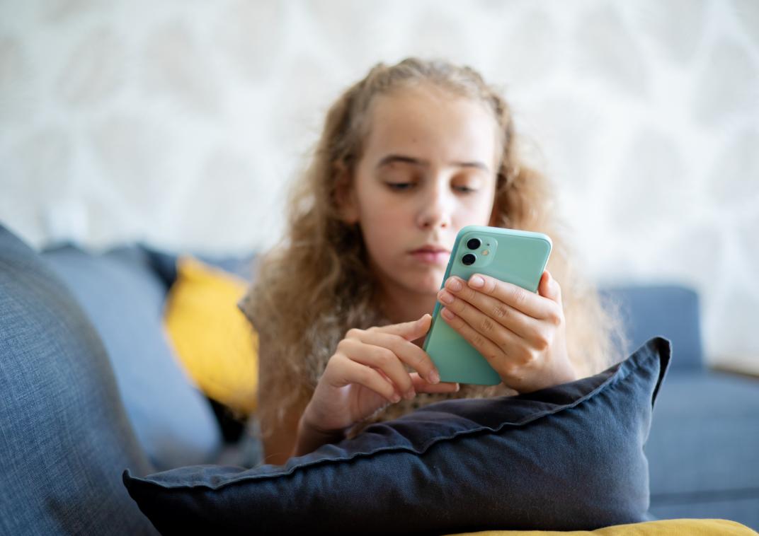 meisje aan telefoon