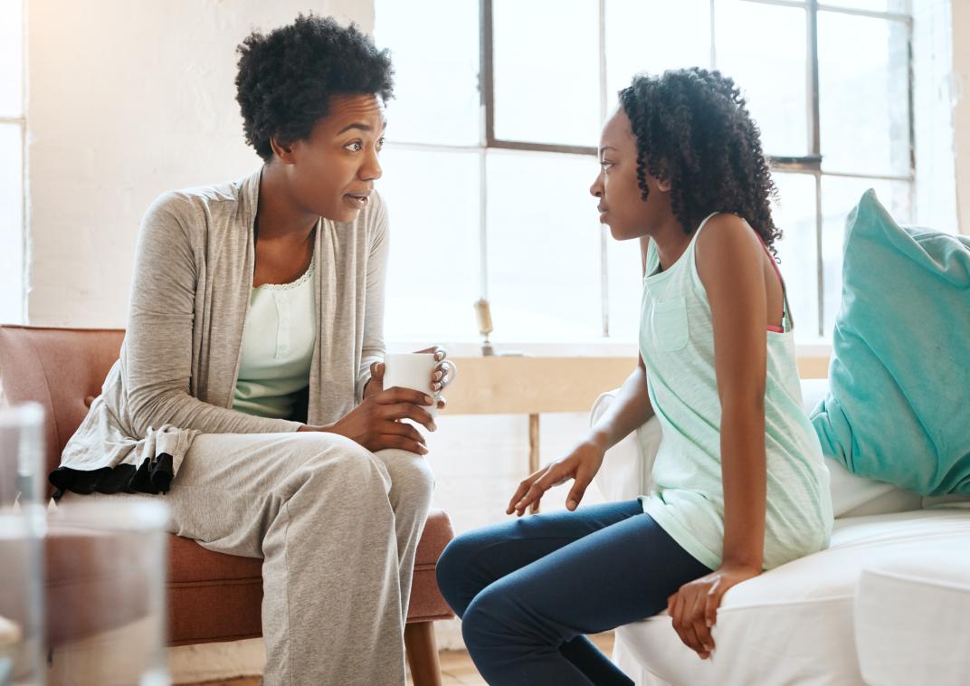 ouder in gesprek met kind